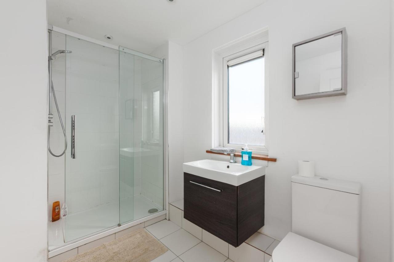 White City Apartment Лондон Екстериор снимка